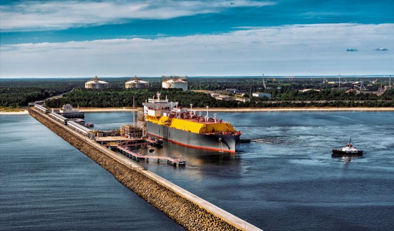 US LNG vessel at European import terminal – boosting supply security and reshaping the European gas market.